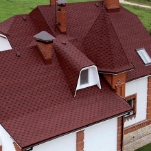 Montaż gontów bitumicznych